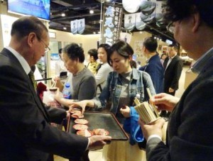 JA ZENHU president, Choei Okuno, offers Japanese rice meals to Chinese consumers for their tastings. (in Shanghai, China) 