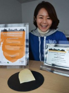 Tomomi Yoshida showing her cheese, Ricotta La Capra, with the certificate of “Supreme Product Prize” awarded at the 2015 international goat cheese contest in Italy (in Kurobe-shi, Toyama prefecture)