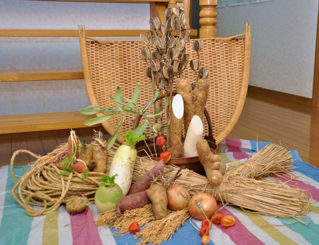It’s my turn! Spring has come! Containers: Copper pot, straw rope, and winnowing basket Vegetables and plants: Chinese yams, potatoes, Japanese radishes, carrots, sweet potatoes, onions, Chinese lantern plants, kuma bamboo grass, Cardiocrinum cordatum, and rice stalks