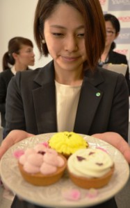 Cup tarts containing edible flowers are sold as “Mother’s Day gifts” at a flower shop of Hibiyakadan. (Minato-ku, Tokyo)