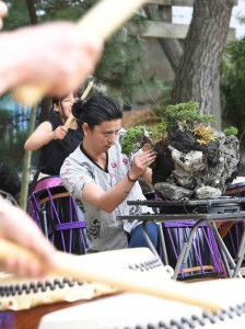 Bonsai artist and Japanese drum player’s joint performance (in Megijima, Kagawa Prefecture) 