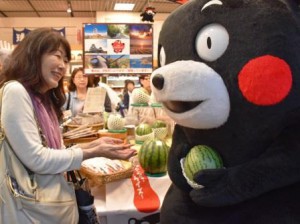 “Kumamon” hands a tiny watermelon, one of Kumamoto specialties, with thanks to a customer at “Ginza Kumamoto-Kan.”(Ginza Chuo-ku, Tokyo on May 17)
