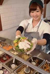 With Green sells a bowl of salad full of vegetables, meat and brown rice (in Kagurazaka, Tokyo)