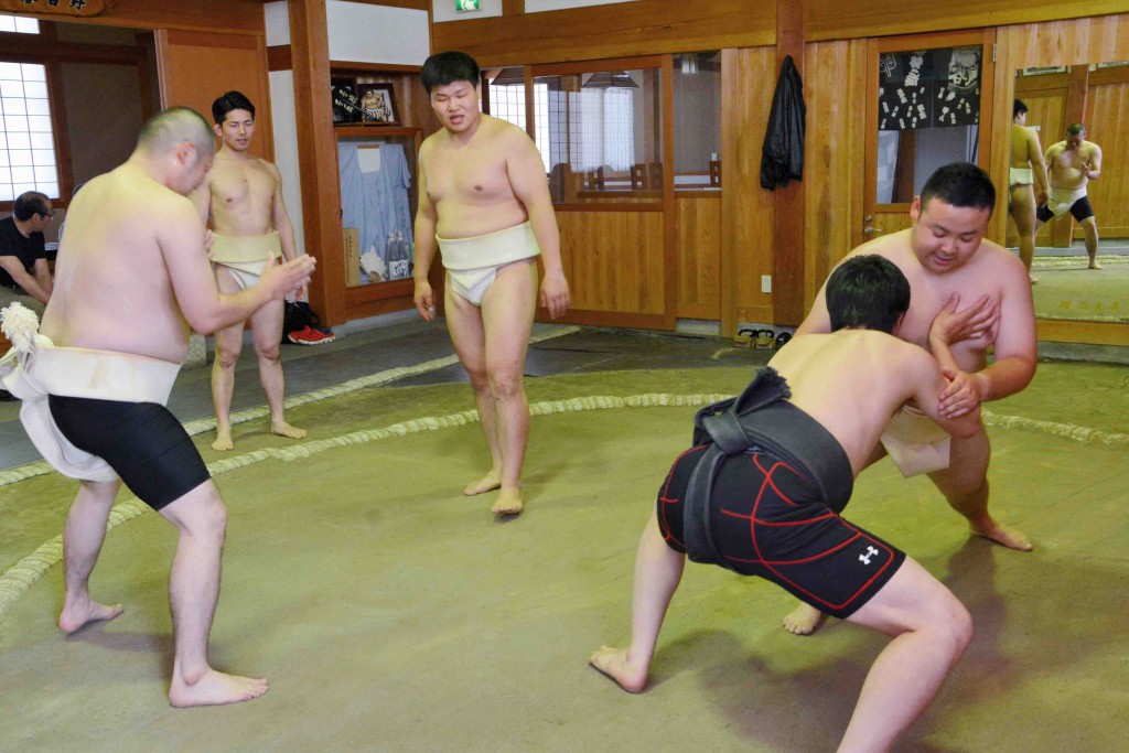 Yuya Kobayashi (second from the left) and members of JA Matsumoto Highland Sumo Club practicing hard on the first training day (in Matsumoto-shi, Nagano Prefecture) 