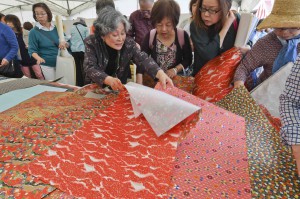 Annual washi paper market called “Kami to Kami no Matsuri (Festival for gods and papers” ) are held in early May