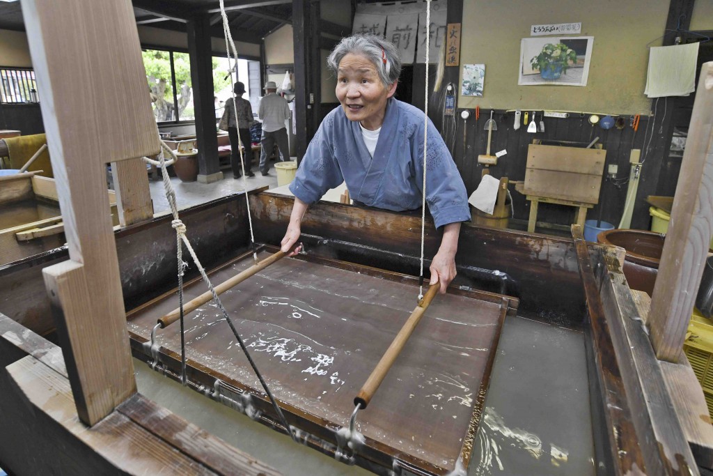 Tamamura demonstrating traditional methods in Udatsu Paper & Craft Museum (in Echizen-shi, Fukui Prefecture) 