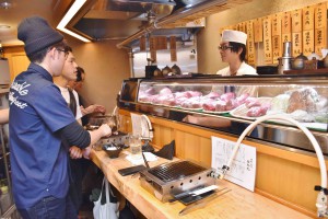 At Jiromaru, a pioneering standing yakiniku restaurant, you can order fresh-cut meat by piece. (in Shinjuku-ku, Tokyo)