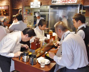 Ikinari Steak is always full of businessmen during lunch hours. (in Shinjuku-ku, Tokyo)