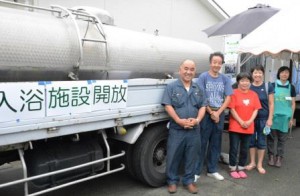 Tomio Matsumoto (left), general manager of JA Shimogo, and his staff members visit a quack-hit area with “a milk collection truck filled with hot water.“ (Mashiki-machi, Kumamoto prefecture)