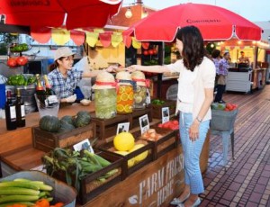 A beer garden opened on the roof floor of Yokohama Takashimaya Department Store enjoys enormous popularity by serving beer with locally-produced vegetables such as tomatoes and cucumbers. (Yokohama-shi, Kanagawa prefecture)