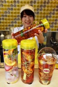 “Fruits in Tea” is a cool fashion suggested by Lipton in Omotesando. (Minato-ku, Tokyo)