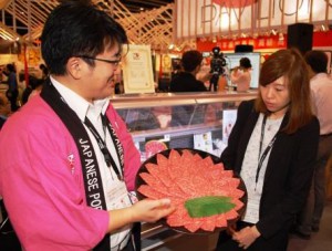 Japanese thinly sliced beef is demonstrated to increase overseas demands for “Wagyu” beef at the Japan Pubilion in Food Expo 2016. (Hong Kong, August 11, 2016)