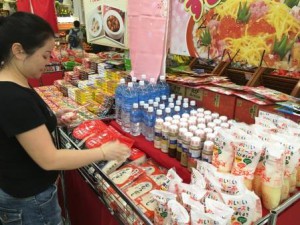 At Hokuren’s section of one of the supermarkets in Singapore, packages of Hokkaido rice are displayed for sale with Hokkaido water. (© Hokuren)