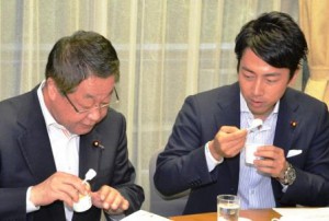 Shinjiro Koizumi (right), LDP’s director of Agriculture and Forestry Division, enjoys the taste of “Sapporo Yellow” ice cream with Takamori Yoshikawa, former Vice-Minister of Agriculture, Forestry and Fisheries. (LDP’s headquarter, Nagata-cho, Tokyo)