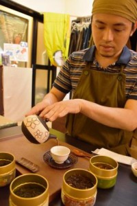 Yuma Akaho, CEO of Japonica Lodge, is instructing international tourists on how to brew “sen-cha,” one of most popular Japanese green teas. (Taito-ku, Tokyo)