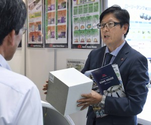 Sales General Manager of Japan Dome House explaining advantages of polyurethane foam houses at trade show for greenhouse horticulture and plant factory operators. (in Koto-ku, Tokyo) 