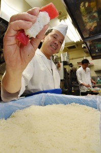 A chef at a sushi shop in Tokyo’s Chiyoda Ward uses vinegared rice produced by an outside supplier.