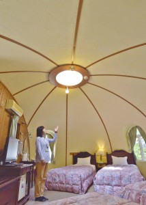 A 45-square-meter dome hut made of polyurethane foam is very well insulated and requires only one air conditioner for 10 square meters. (in Minamiaso Village, Kumamoto Prefecture)