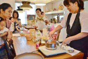 Parenting mothers are earnestly studying at a cooking workshop for preparing weaning foods with rice flour. (Kumamoto-shi, Kumamoto prefecture)