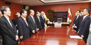 Choe Okuno, JA-ZENCHU’s president and representatives of national business organizations of agricultural cooperatives kicked off a dialogue with MAFF’s new Minister Yuji Yamamoto on August 5. (Kasumigaseki, Chiyoda-ku, Tokyo)