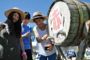 A number of visitors of the “Mount Gassan Wine Festival” are tasting “Mount Gassan Wine” on August 4. (Tsuruoka-shi, Yamagata prefecture)