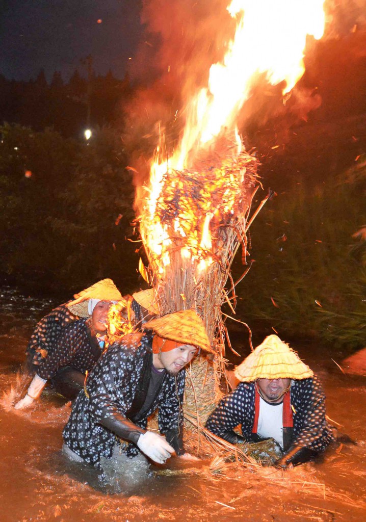 Young locals called Funako leading burning boats in rapid water (in Kuroishi-shi, Aomori Prefecture) 