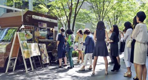 People gather around Tokyo International Forum, a multi-purpose large-scale exhibition center in Tokyo, to buy lunch at their favorite food trucks. (in Marunouchi, Chiyoda-ku, Tokyo) 