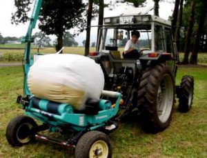 The Tohoku Agricultural Research Center, NARO, lately developed a simple method for preparing rice SGS feedstuff by directly wrapping the whole of a flexible bulk container bag. (Morioka city, Iwate prefecture) 