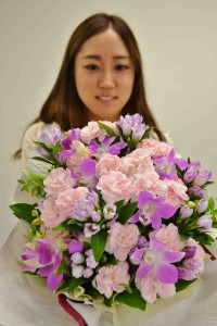 Hana Cupid’s gentian arrangement is popular for their pure, clean colors. (in Minato ward, Tokyo)