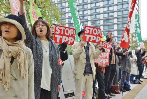 “No to railroading of TPP,” people rally in front of Lower House office building (in Nagatacho, Tokyo, on Nov. 8, 2016)