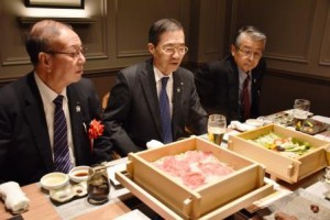 JA-ZENCHU president Choe Okuno (left) and top leaders of JA’s national organizations enjoy sweet taste of “Kobe beef” at the pre-opening party of JA ZEN-NOH Hyogo’s new restaurant named “KOBE PLAISIR.” (Ginza, Chuo ward, Tokyo) 