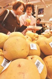 Shaken-off pears are being sold at a special counter in a pilot store of the Tottori Prefectural Government to support revitalization of earthquake-stricken farmers in the prefecture. (Minato ward, Tokyo) 