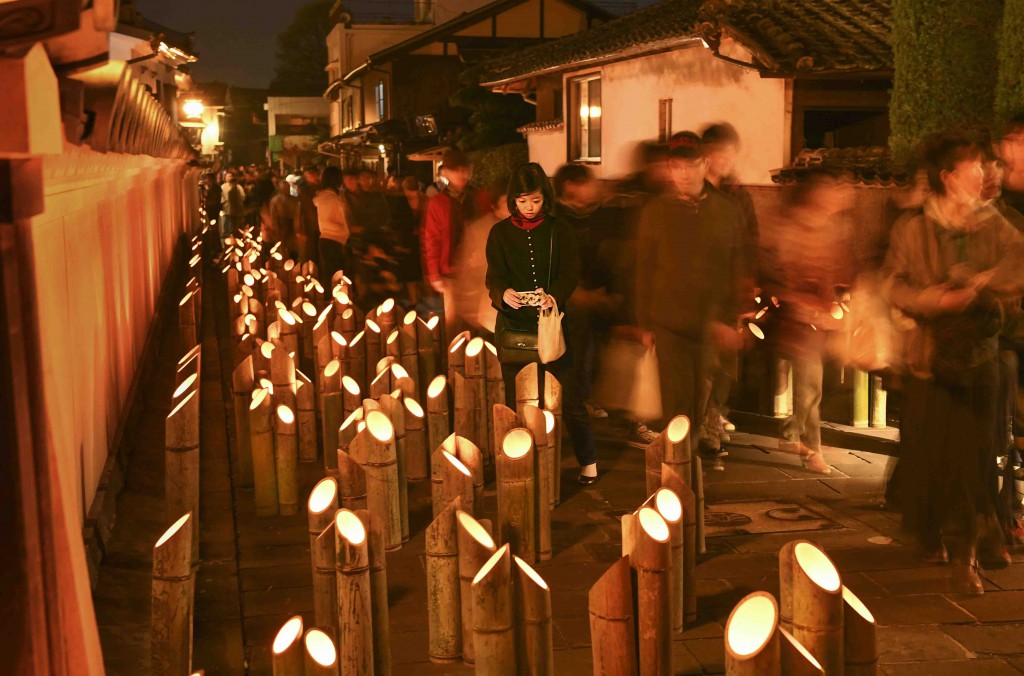 Visitors took photos and enjoyed the lantern illuminations everywhere in the town (in Usuki-shi, Oita Prefecture)