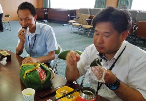 JA Hanasaki Fukui officials eat onigiri. (Courtesy of JA Hanasaki Fukui) 