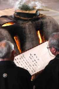 A representative of the shrine worshippers reads out the “jinmyocho,” a list of gods invited to the ritual written on a scroll.