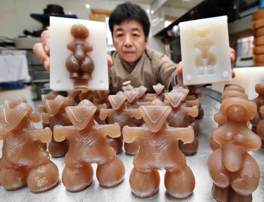 Silicon rubber molds are used to make dogu-shaped yokan. (in Chino city, Nagano Prefecture)