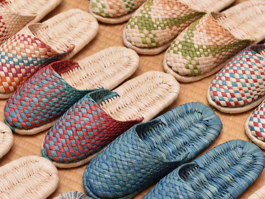 Slippers of various colors and patterns are created from dent corn husks by women of Towada, Aomori Prefecture.