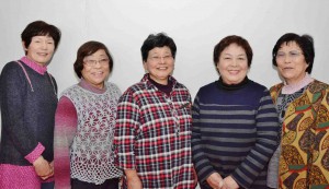 Hashimoto (center) and four other members of the female group of JA Fukushima Sakura Koriyama Region) formed a No no Ikebana group seven years ago.