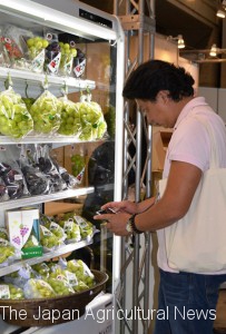 2.A foreign buyer takes a picture of Shine Muscat grapes at “Japan’s Food” export fair held in the city of Chiba.