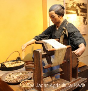 Exhibition of Zakuriseishi (hand reeling filature) using the doll (collection of Tomioka Municipal Art Museum, Gunma prefecture)