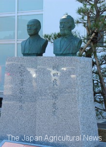 Bust statue of Sontoku Ninomiya and Ryoichiro Okada, located in the schoolyard of the Kakegawa city mmunicipal north junior high school (Kakegawa city, Shizuoka prefecture)