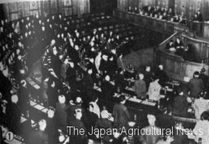 Plenary session of House of Councillors at the enactment of Nogyokyodokumiai (agricultural cooperatives) Law (from the Appendices of "Nogyokyodokumiai (agricultural cooperatives) mutual aid evolution" by JA Zenkyoren (National Mutual Insurance Federation of Nogyokyodokumiai (agricultural cooperatives)))
