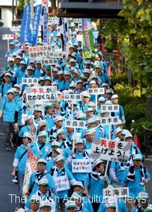 Farmers from across the country marched on the street to call for appropriate milk price. (on November 14, 2018, in Nagata-cho, Tokyo)