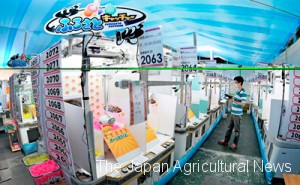 The warehouse packed with Furusato Catcher crane game machines Players can move cranes remotely as long as they have Internet connections. (In Oharu Town, Aichi Prefecture)