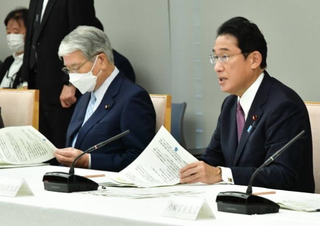 Prime Minister Fumio Kishida (right) addresses a meeting of the headquarters on stable food supply and sustainable agriculture held at the Prime Minister's Office on Sept. 9, as agriculture minister Tetsuro Nomura looks on.