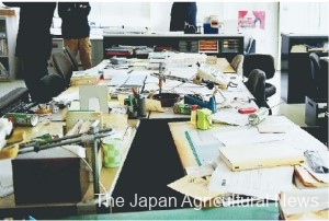 Desks are cluttered with papers, plastic bottles, etc. (In Futaba Town, Fukushima Prefecture)