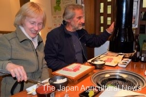  Foreign tourists enjoy grilled Hida beef in Takayama, Gifu Prefecture.