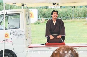 Shirapi Tatekawa performing rakugo on the platform on a pickup bed. (In Tendo City, Yamagata Prefecture)