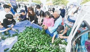 "Kei Truck Market" was crowded with people purchasing seasonal agricultural products (in Koto Ward, Tokyo).