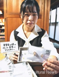 Run Shimizu showing her handmade accessories (in Yokkaichi City, Mie Prefecture)